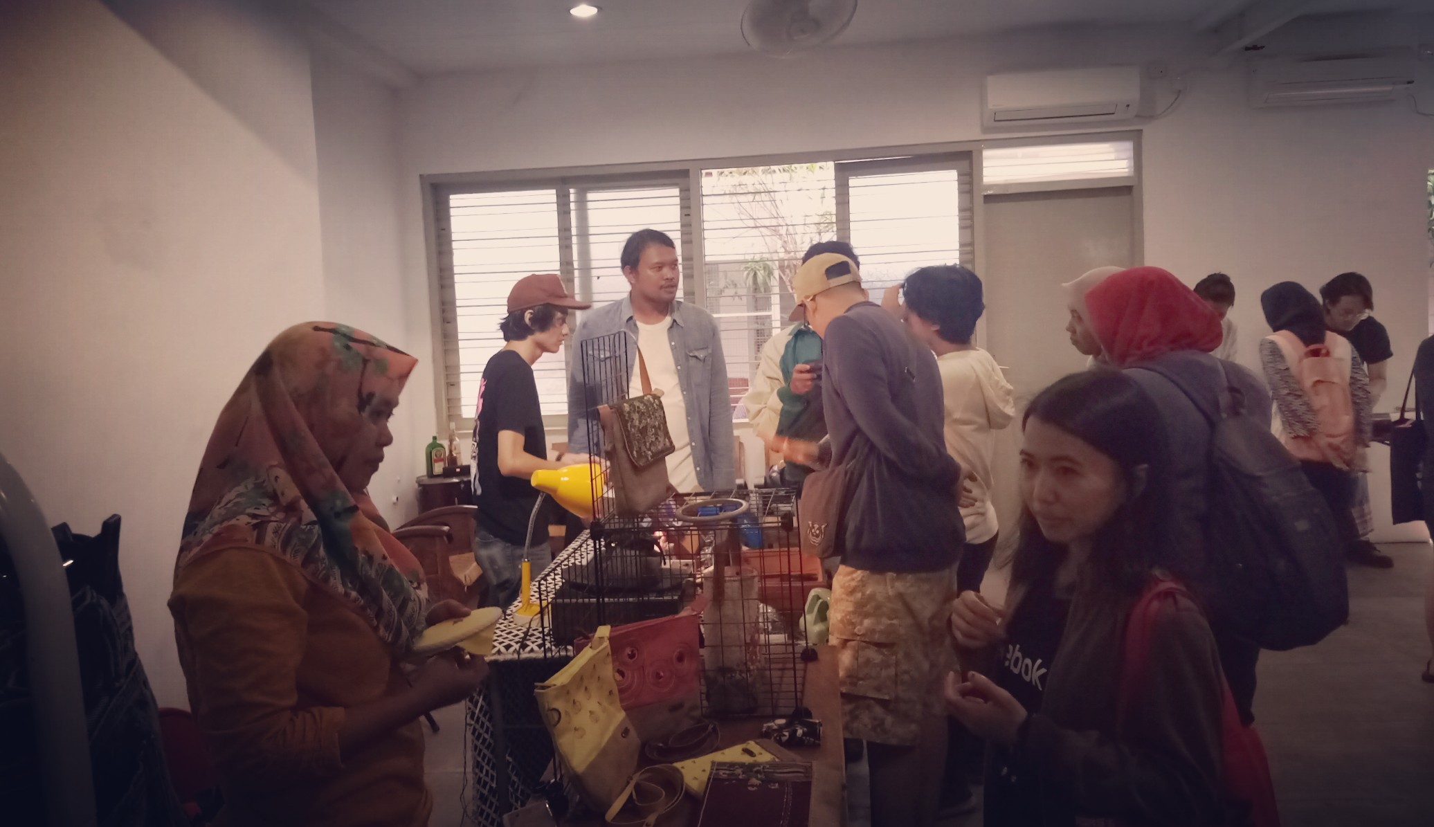 Suasana pasar tetangga di CO2 Library (Foto:Pita/ngopibareng.id)