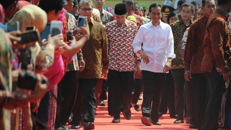 Tuan Guru Bajang (TGB) Zainul Majdi dalam kegiatan bersama Presiden Joko Widodo di NTB. (Foto: dok ngopibareng.id)