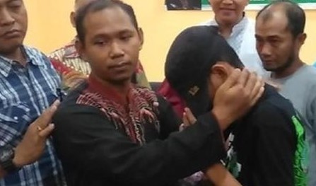 Siswa pelaku persekusi akhirnya meminta maaf kepada gurunya, Nur Khalim, korban persekusi dihadapan Kapolres Gresik, Minggu, 10 Februari 2019. (Foto: Dok Polsek)