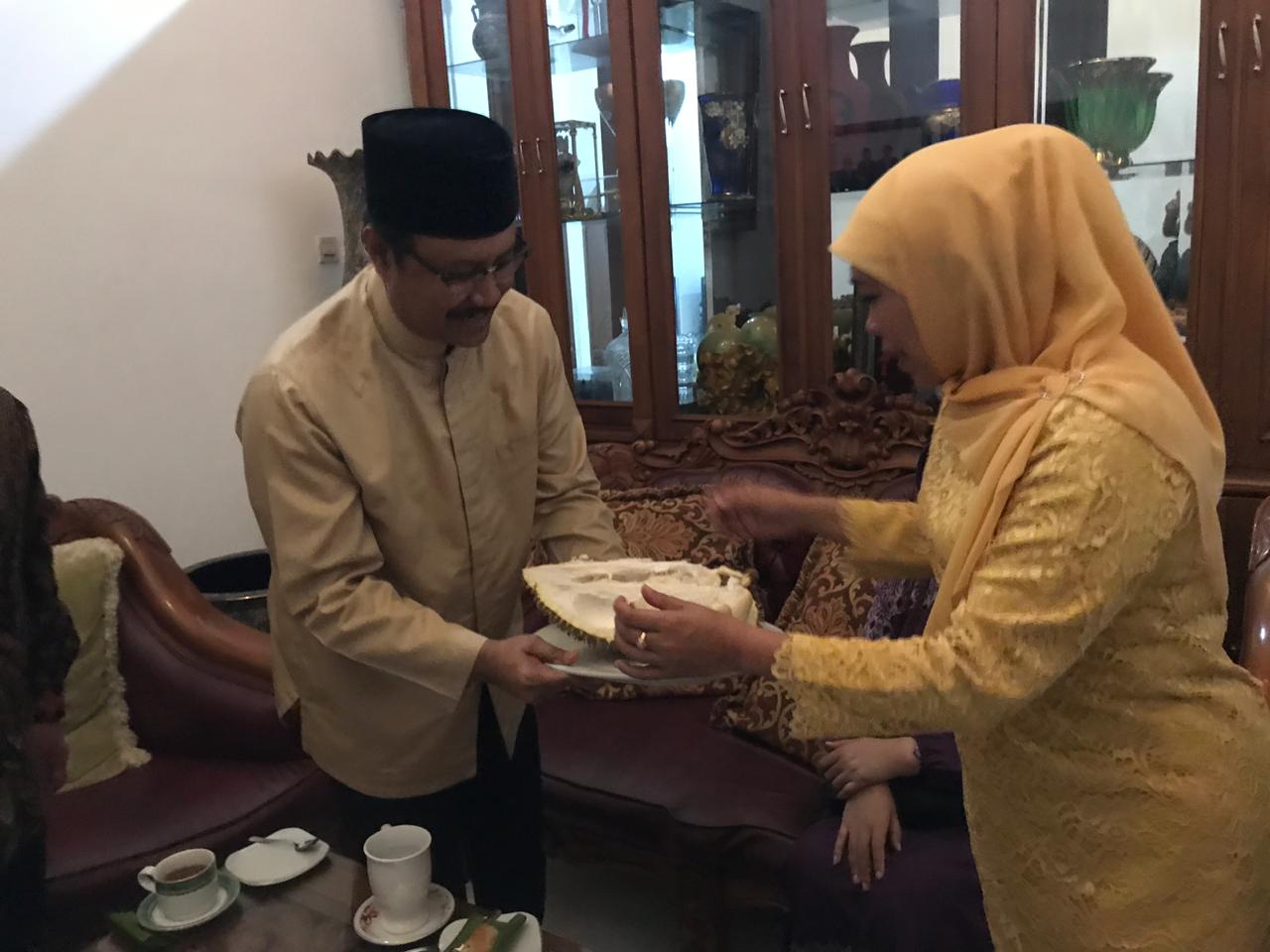 Khofifah Indar Parawansa menyuguhkan buah durian kepada Saifullah Yusuf di kediaman Khofifah, Minggu, 10 Februari 2019 malam. (Foto: istimewa)