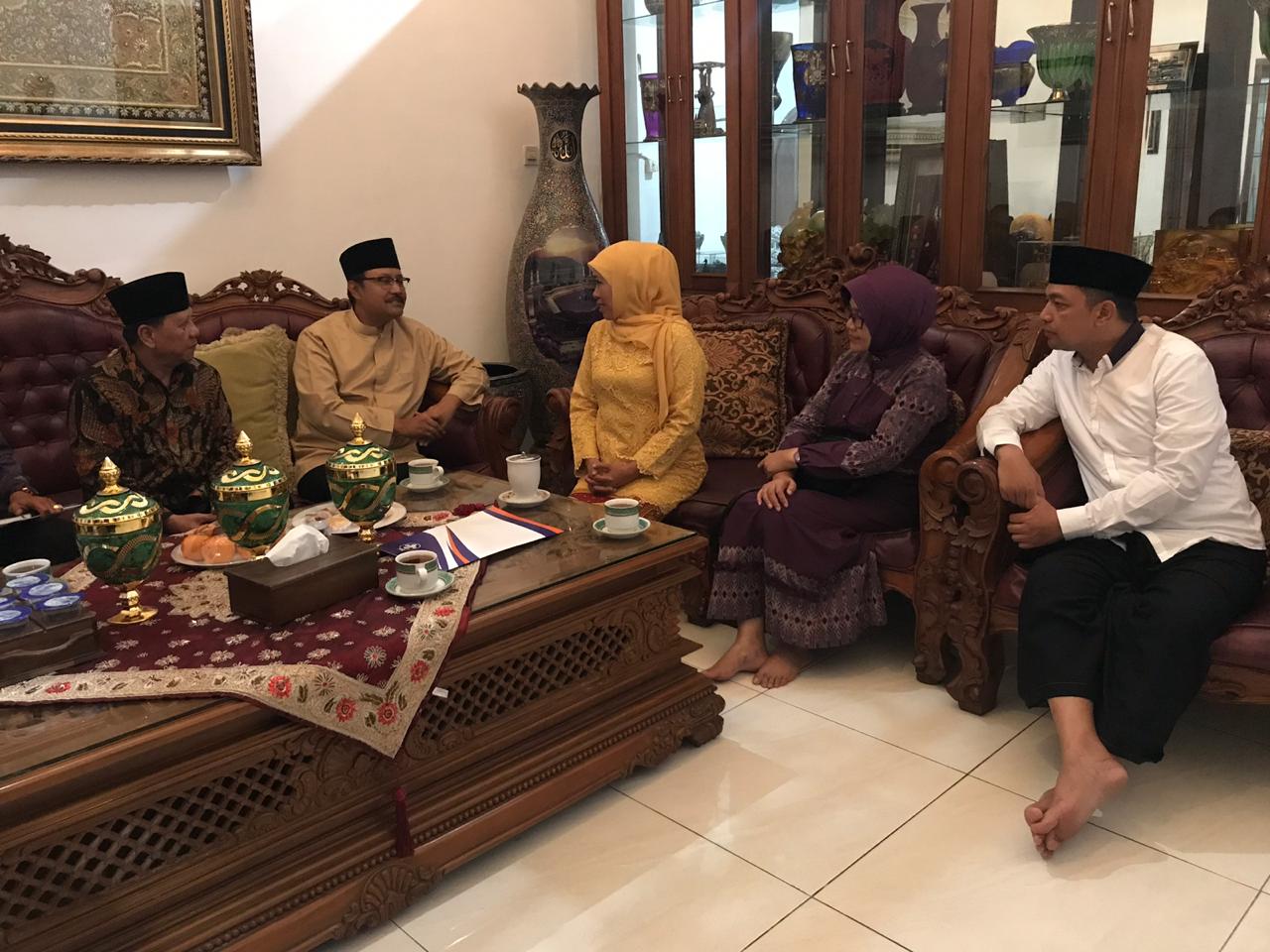 Saifullah Yusuf (Gus Ipul) dua dari kiri, saat bersilaturahmi di kediaman Khofifah Indar Parawansa. (Foto: Ngopibareng.id)