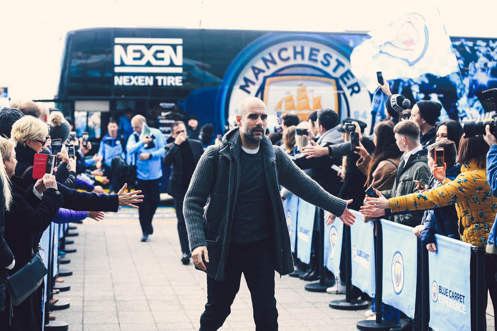 Pep Guardiola tunjukkan rasa simpatinya pada Maurizio Sarri usai Man City bantai Chelsea 6-0. (Foto: Twitter/@Man City)