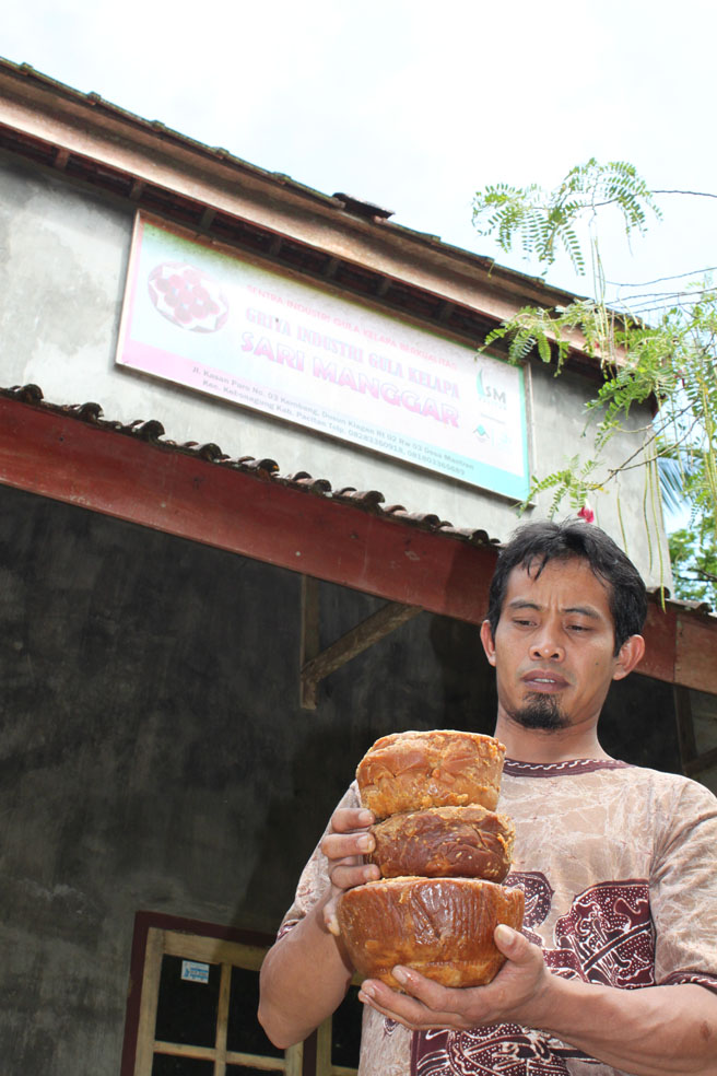 Khoirul Huda, memulai dari yang paling dekat. Para Saudara dan para tetangga paling dekat. Lalu berkelompok berupaya memperbaiki harga gula kelapa. (Foto:WidiKamidi/ngopibareng.id)