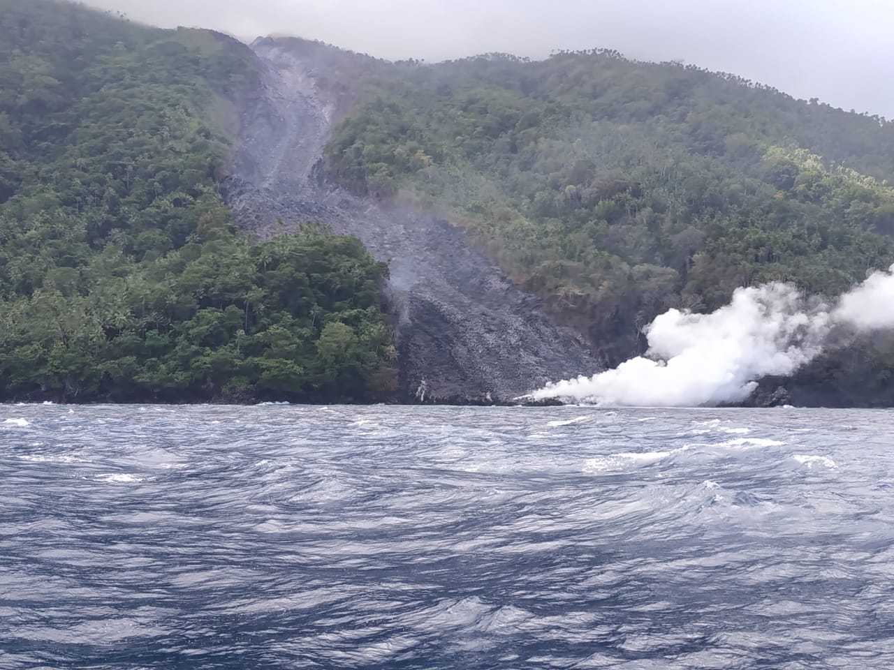 Luncuran lava pijar di Gunung Karangetang. (Foto: BNPB)