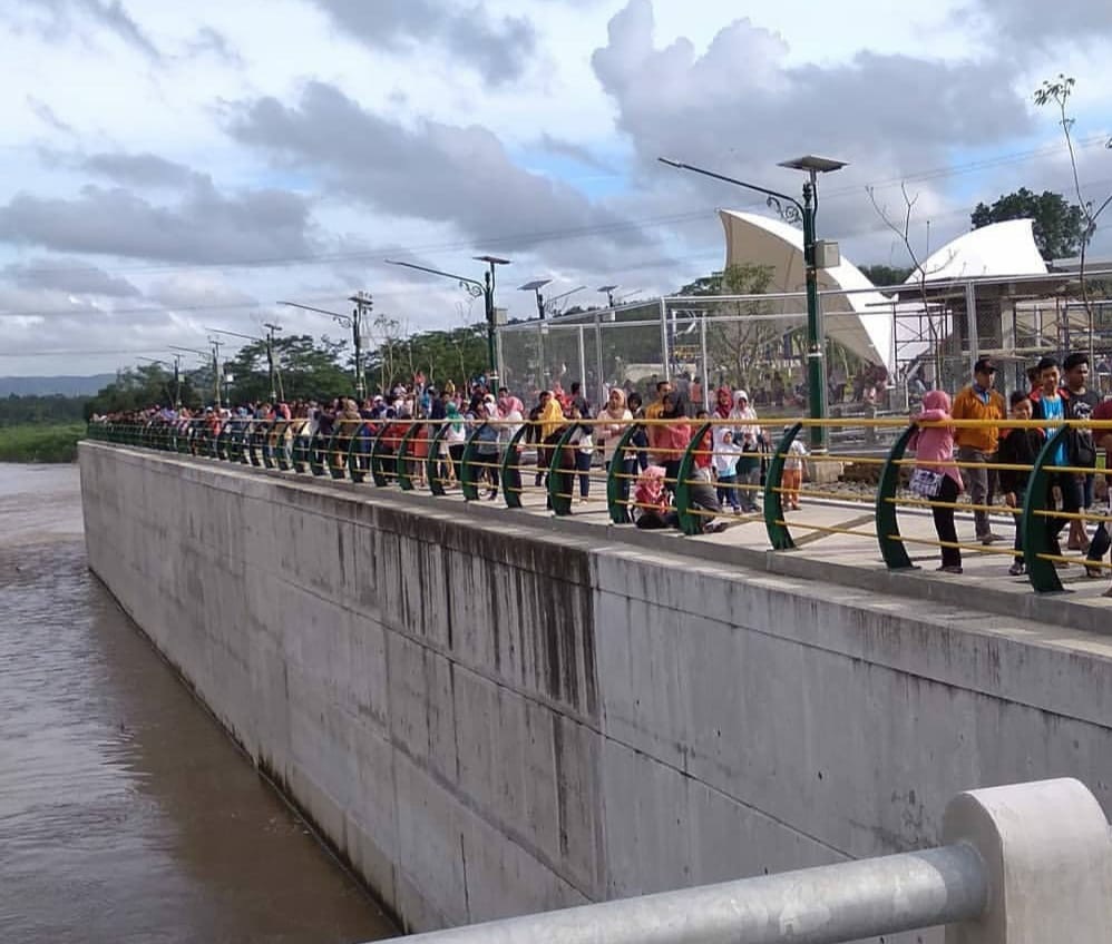 Bendung Kamijoro juga dilengkapi dengan taman sehingga menjadi ruang terbuka publik yang banyak dikunjungi wisatawan.  (Foto: PUPR)
