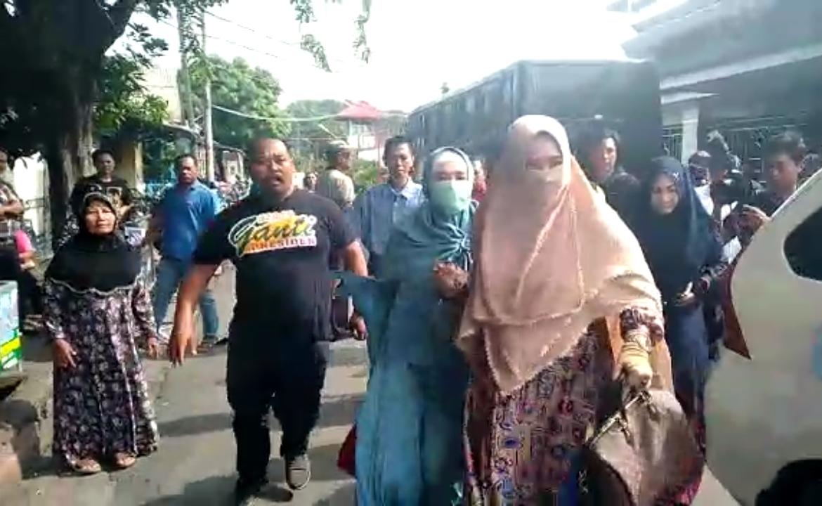 Mulan Jameela saat mengunjungi Ahmad Dhani di Rumah Tahanan Medaeng, Sidoarjo.  (Foto: Farid/ngopibareng.id)