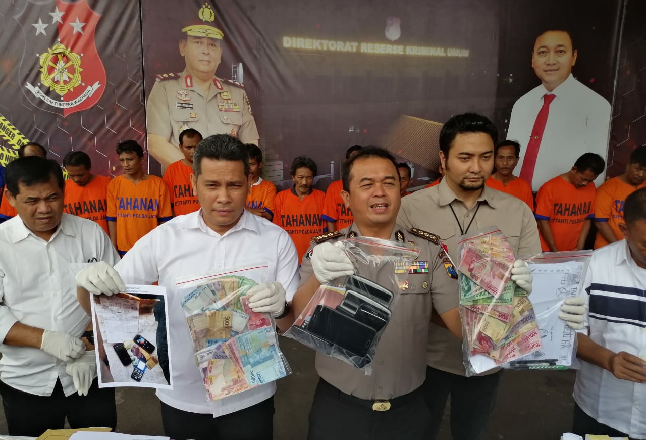 Polisi menunjukkan barang bukti di hadapan wartawan. (Foto: Roesdan/ngopibareng.id)