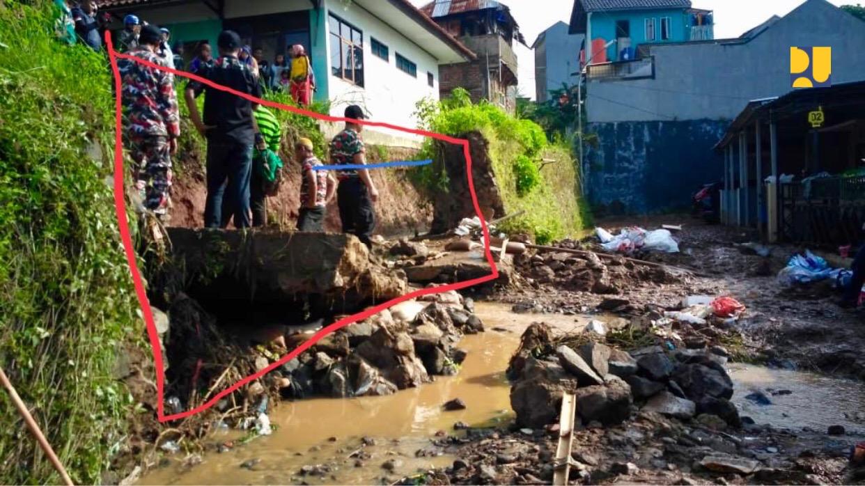 Perbaikan tanggul jebol di Bandung Timur oleh PUPR. (Foto: Birkom Kemen PUPR)