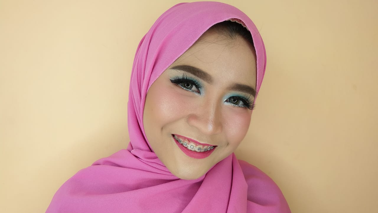 Vivi Tunggal Putri dengan tampilan make up dolly valentine. (Foto:Pita/ngopibareng.id)