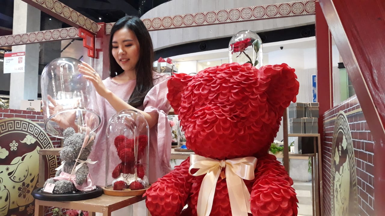 Livia Pouden saat menunjukan kreasinya Bear Preserved Flower Moss (kiri)  dan boneka beruang dari kelopak ribuan kelopak mawar (kanan). (Foto: Istimewa) 