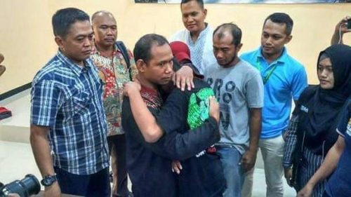 Hotman Paris menjuluki Nur Halim dengan 'Guru Sabar'. "Guru yang sabar walaupun ditantang dan diejek oleh muridnya