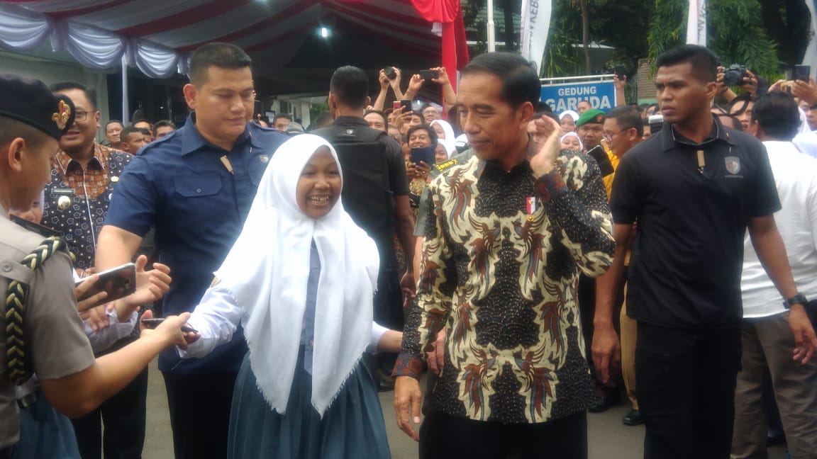 Presiden Joko Widodo berbincang dengan seorang siswi dalam acara Rembuk Nasional Pendidikan dan Kebudayaan (RNPK) di Bojong Gede Depok, Selasa 12 januari 2018. (Foto: Asmanu/ngopibareng.id)