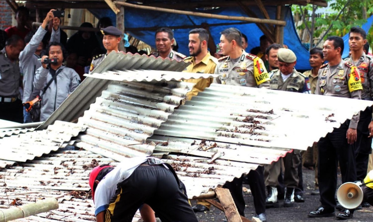 Wali Kota Habib Hadi Zainal Abidin didampingi Kapolresta AKBP Alfian Nurrizal memimpin pembongkaran arena judi sabung ayam di Kebonsari Wetan. (Foto: Ikhsan/ngopibareng.id)