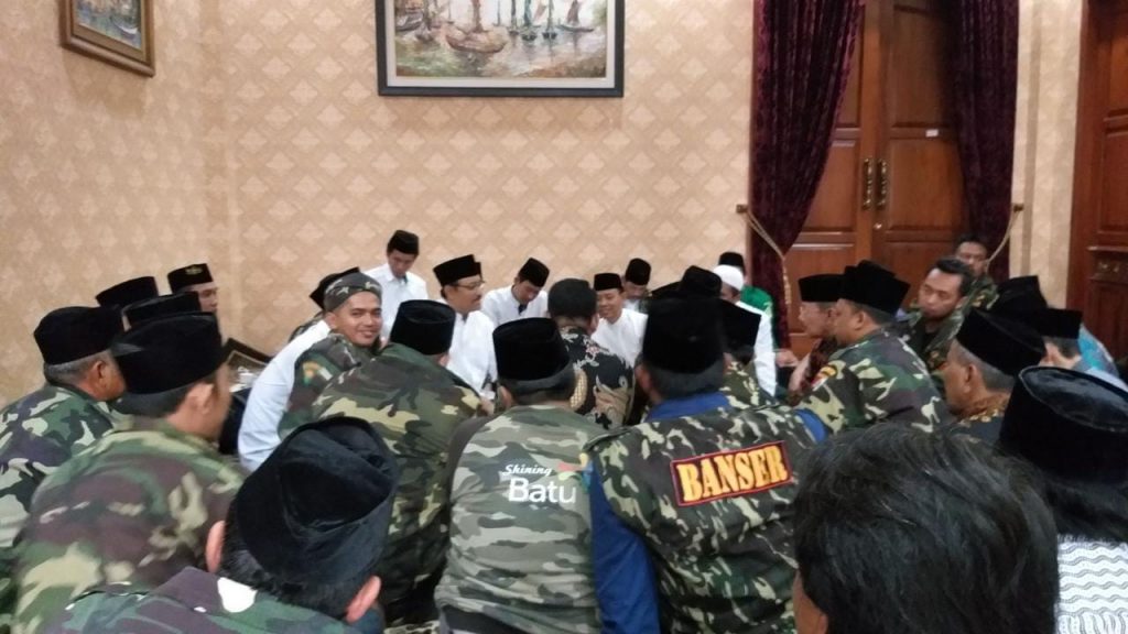 Puluhan pengurus PW GP Ansor Jawa Timur maupun PC Ansor se-Jawa Timur, doa bersama saat Gus Ipul pamitan. (Foto: ngopibareng.id)