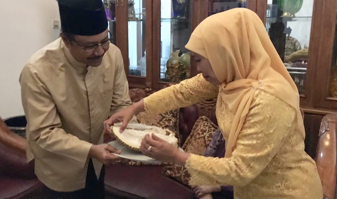 Saifullah Yusuf (Gus Ipul) dan Khofifah Indar Parawansa makan duren bersama sebelum pelantikan Gubernur Jatim baru. (Foto Taufiq/ngopibareng.id)