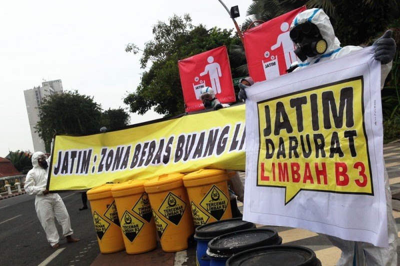 Jatim Darurat Limbah B3. (Foto: Farid/ngopibareng.id) 