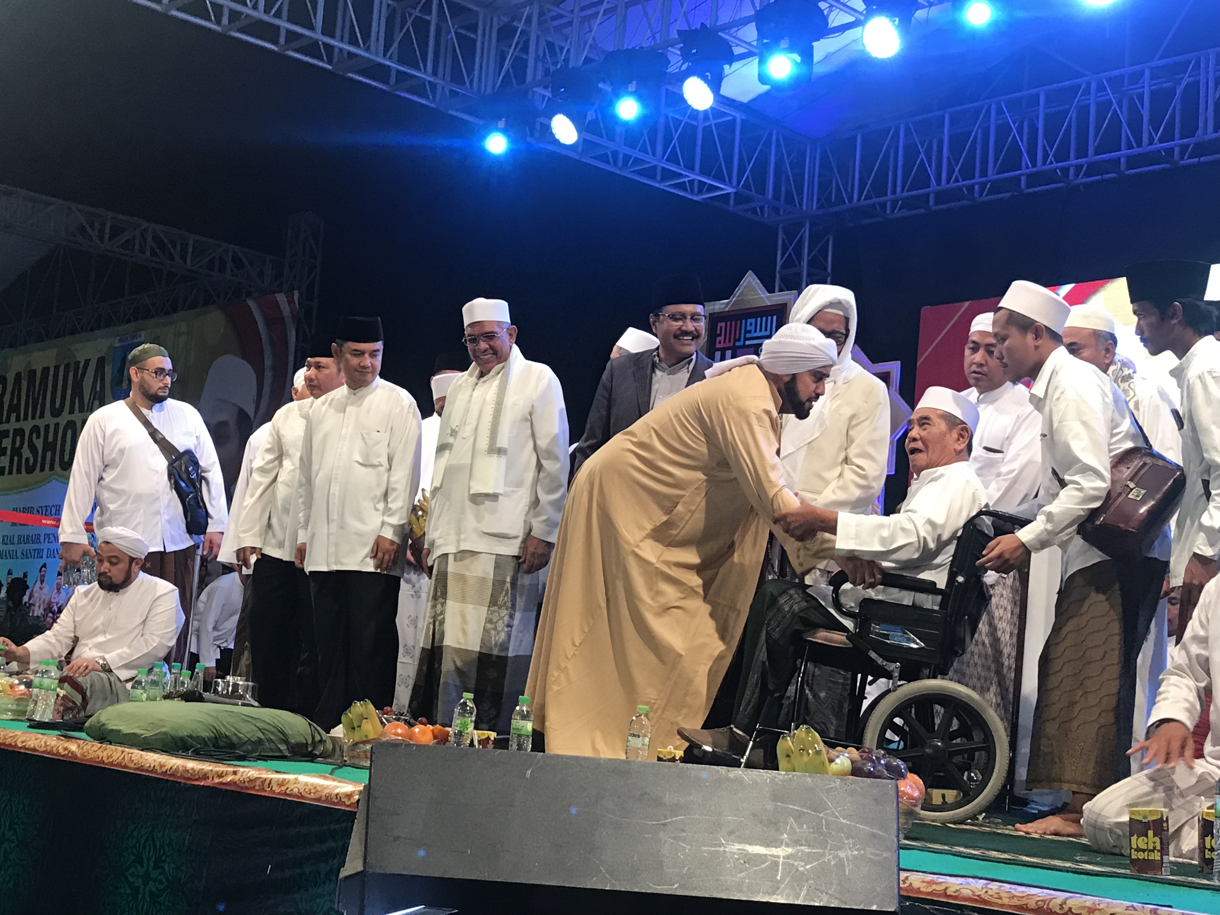 Habib Syech Abdul Qodir Assegaf menyapa KH Zainuddin Jazuli di acara Pramuka Bersholawat, Selasa, 12 Februari 2019. (Foto: Taufik/Ngopibareng.id)