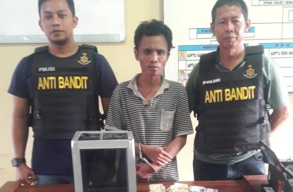 Pelaku saat di Mapolsek Lakarsantri Surabaya ( foto : istimewa)