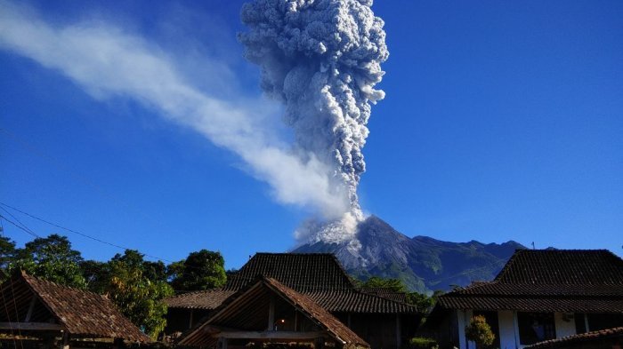 Letusan Gunung Merapi pada Mei 2018. (Foto: dok/antara)