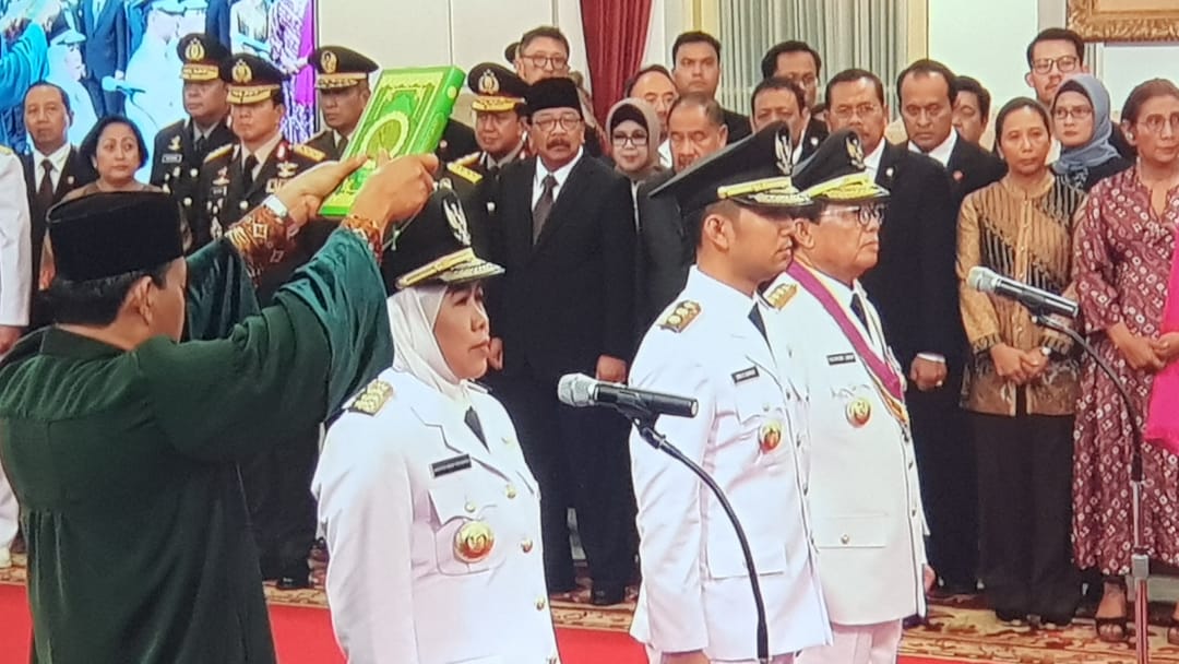 Pengambilan sumpah Khofifah Indar Parawansa dan Emil Dardak yang dilantik Presiden sebagai Gubernur dan Wakil Gubernur Jawa Timur yang baru di Istana Negara, Rabu, 13 Februari 2019. (Foto Asmanu/ngopibareng.id)