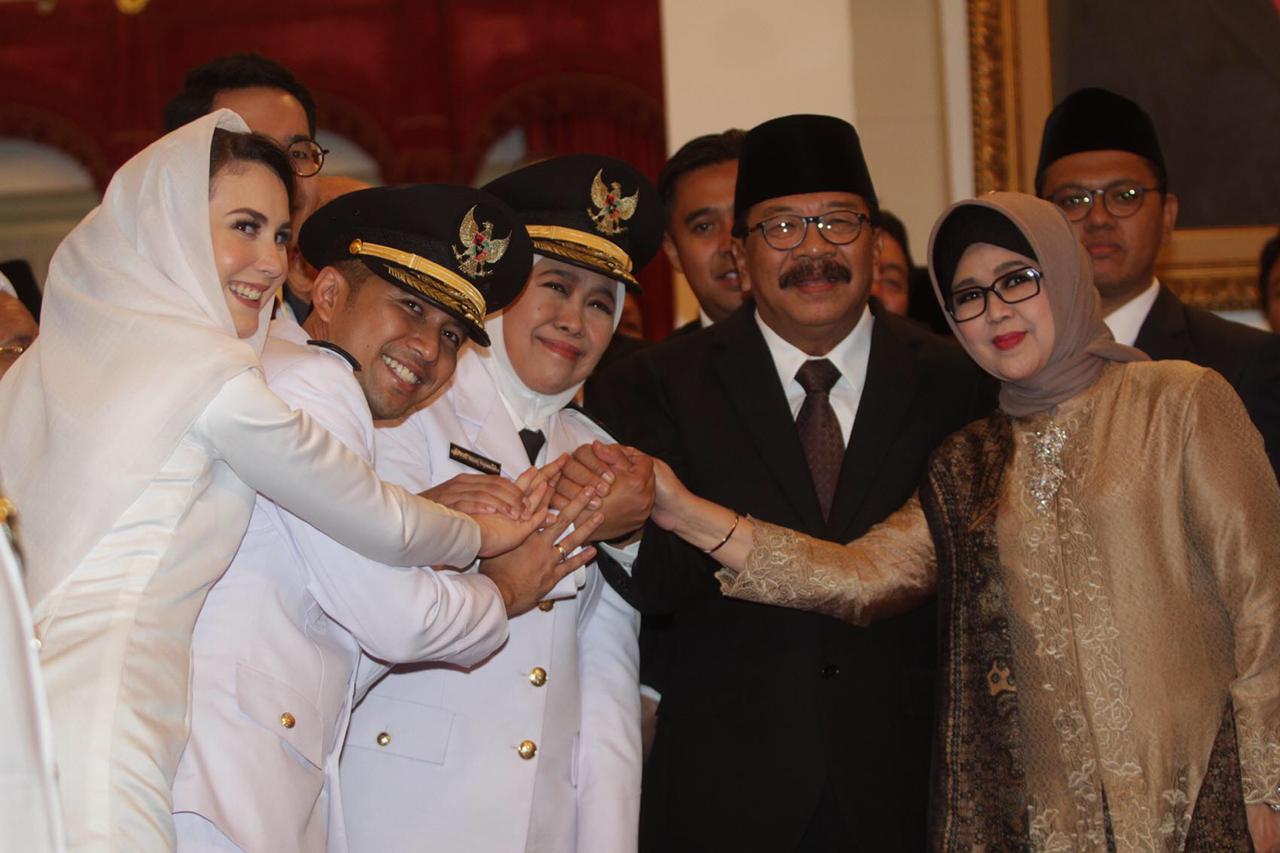 Mantan Gubernur Jatim Soekarwo (dua kanan) berpose bersama istri dan gubernur-wakil gubernur Jatim terpilih, Rabu, 13 Februari 2019. (Foto: istimewa)