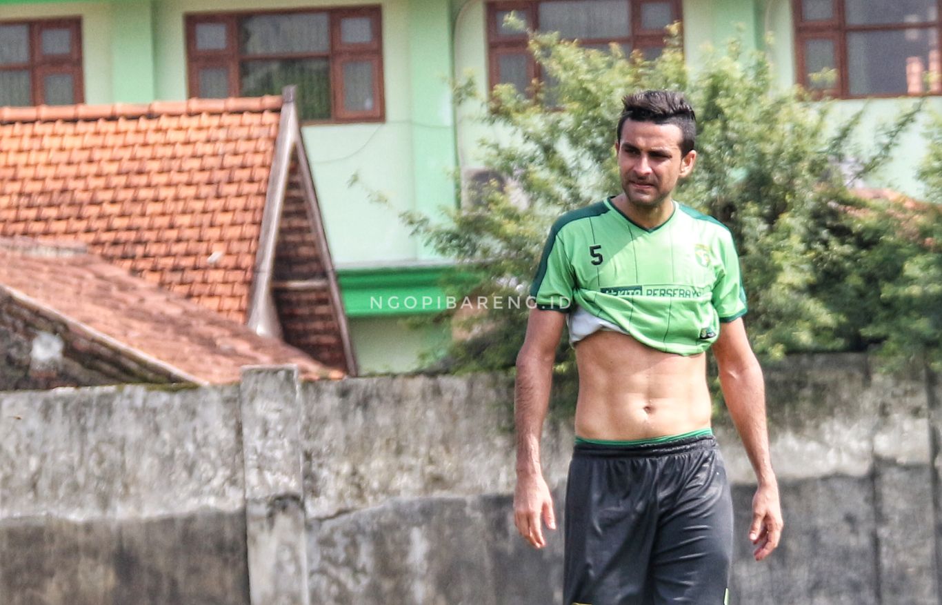 Bek Persebaya, Otavio Dutra. (foto; Haris/ngopibareng.id)