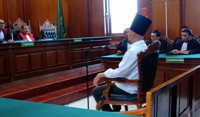 Ahmad Dhani saat menjalani sidang ketiga di PN Surabaya, Kamis, 14 Februari 2019. (Foto: Farid/ngopibareng.id) 