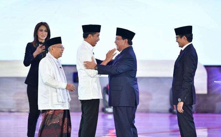  Pasangan capres-cawapres nomor urut 01 Joko Widodo (ketiga kiri) dan Ma'ruf Amin (kiri) bersalaman dengan pasangan nomor urut 02 Prabowo Subianto (kedua kanan) dan Sandiaga Uno (kanan) usai Debat Pertama Capres & Cawapres 2019, di Hotel Bidakara, Jakarta, Kamis 17 Februari 2019. Debat tersebut mengangkat tema Hukum, HAM, Korupsi, dan Terorisme. (Foto: Antara/Sigid Kurniawan)