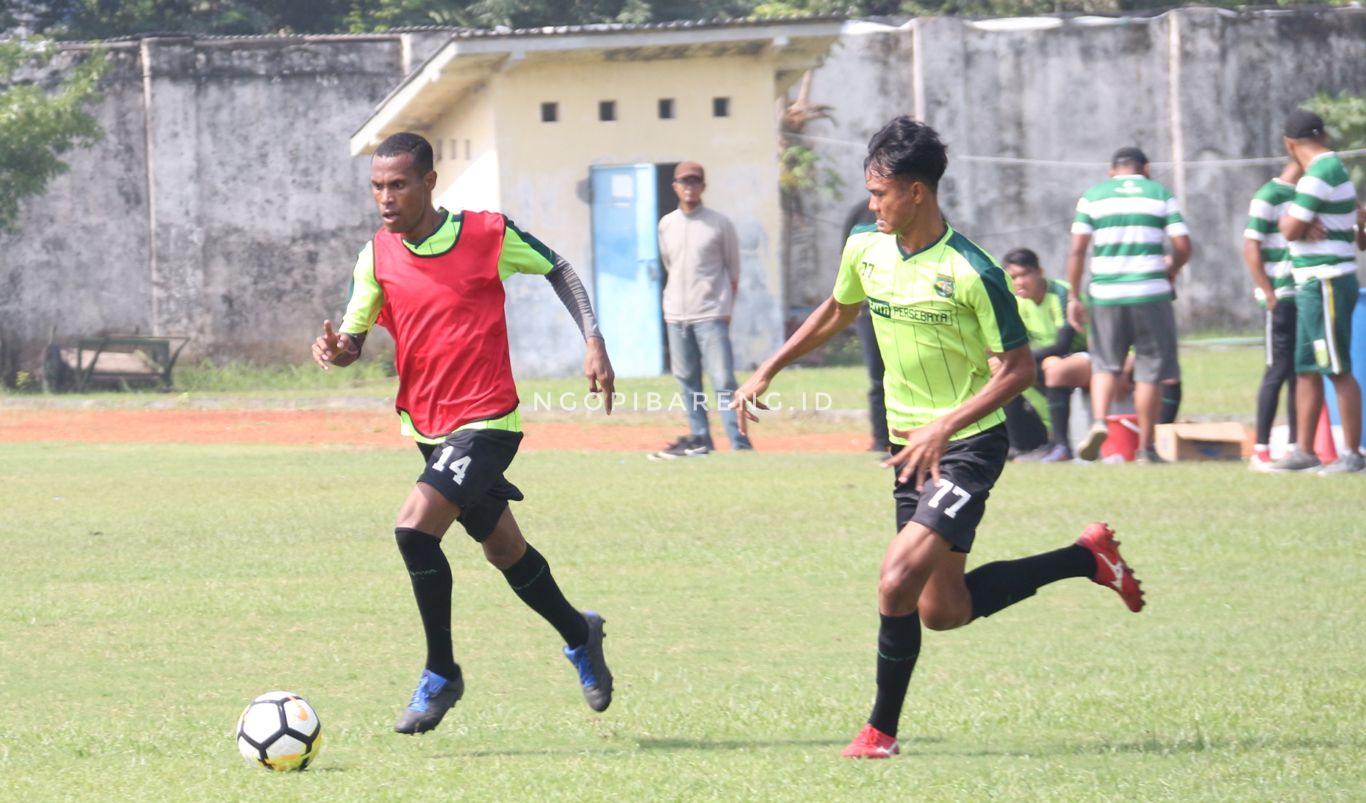 Pemain Persebaya, Ruben Sanadi (kiri) terus menunjukkan progres positif. (foto: Haris/ngopibareng.id)