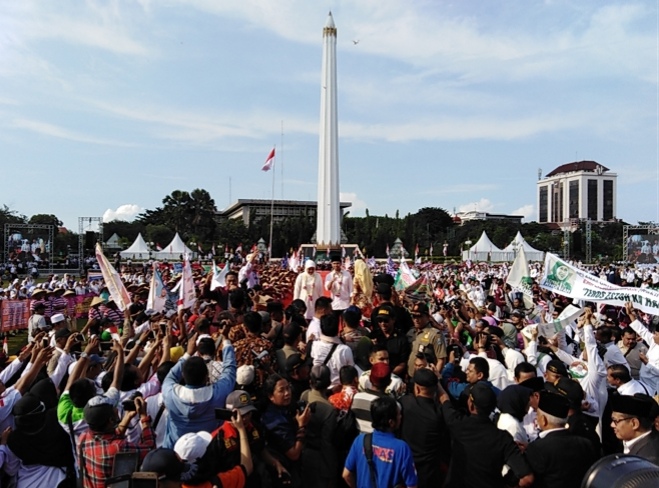 Khofifah - Emil saat pidato kerakyatannya di Tugu Pahlawan Surabaya, Kamis, 14 Februari 2019, sore. (Foto: Farid/ngopibareng.id) 