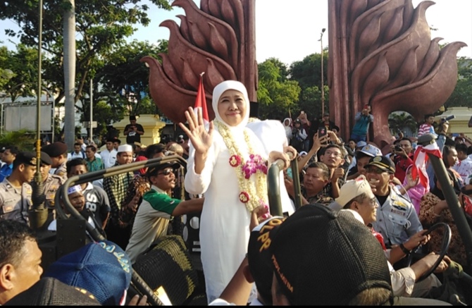 Khofifah-Emil saat menyampaikan Pidato Kerakyatan di Tugu Pahlawan Surabaya, Kamis 14 Februari 2019, sore. (Foto: Farid/ngopibareng.id) 