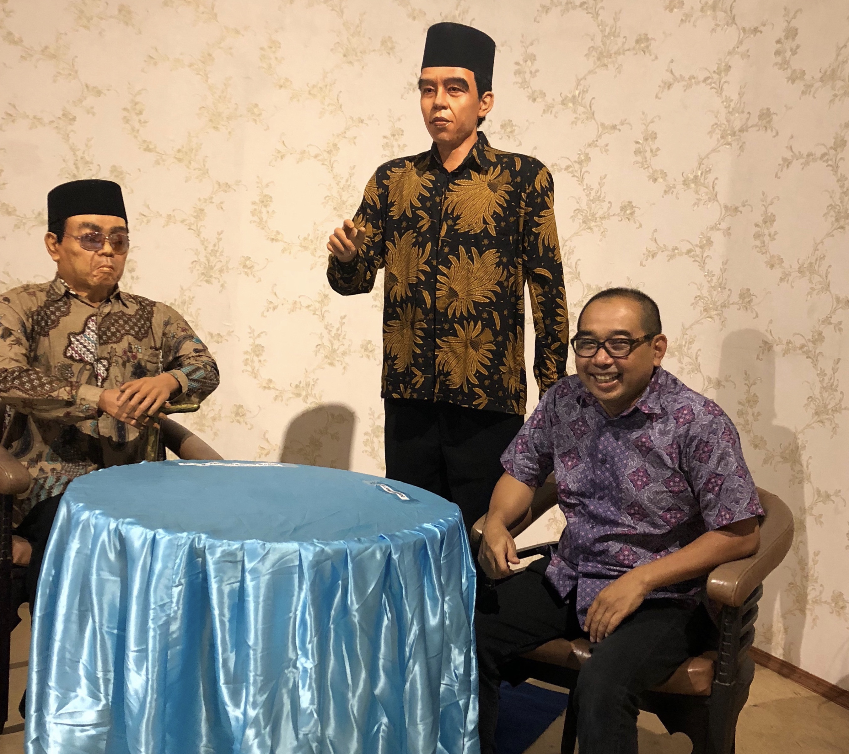 Bersama boneka Presiden Gus Dur dan Jokowi.