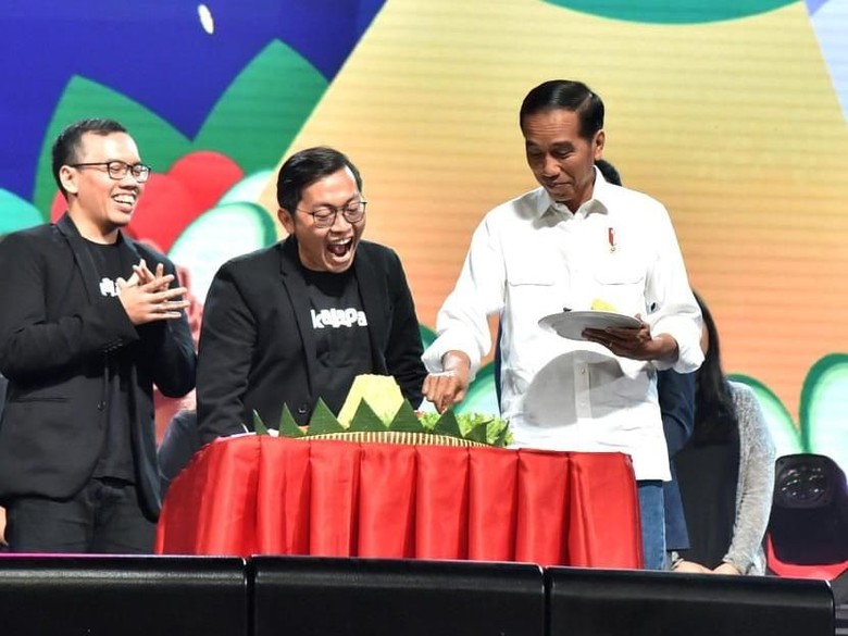 Presiden Jokowi bersama CEO Bukalapak Ahmad Zacky (tengah) saat HUT situs belanja online tersebut.