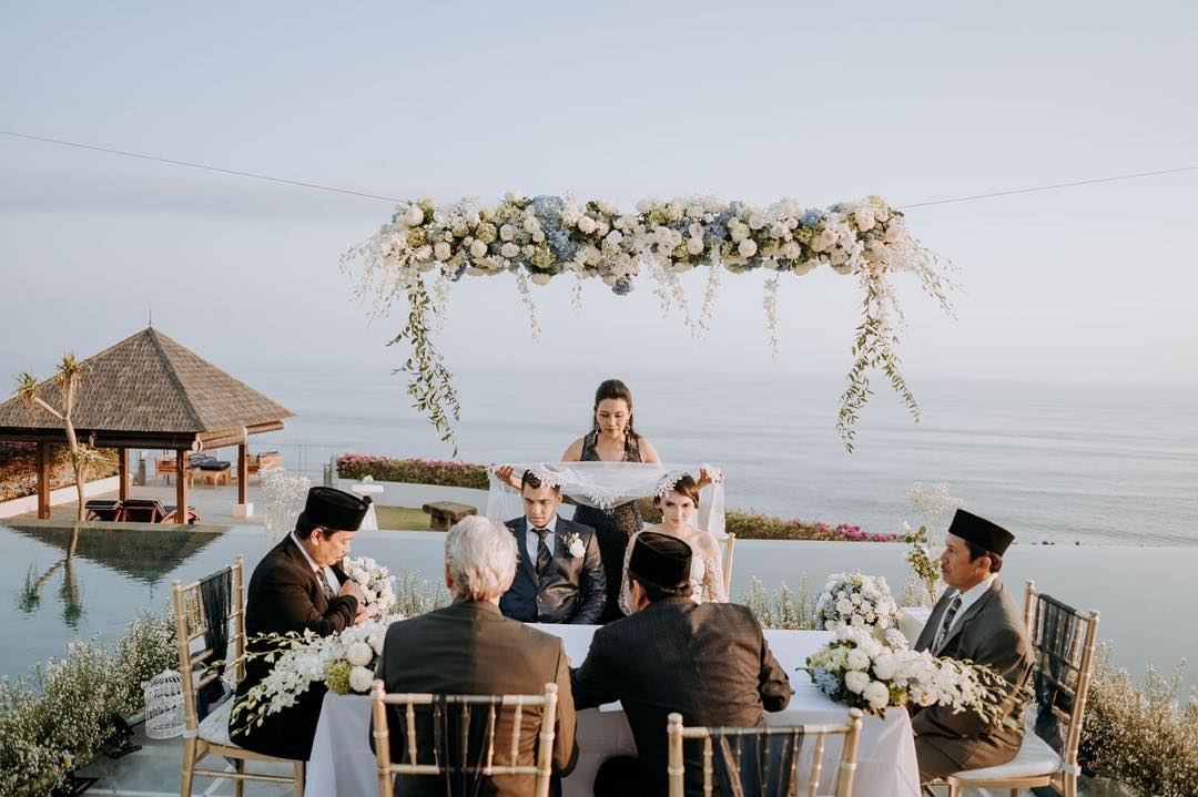 Prosesi akad nikah kemudian dilanjutkan resepsi pada Oktober 2018.