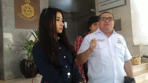 Bella Luna pernah kawin kontrak selama setahun, mahar Rp1 miliar dengan pengacara Razman Nasution.