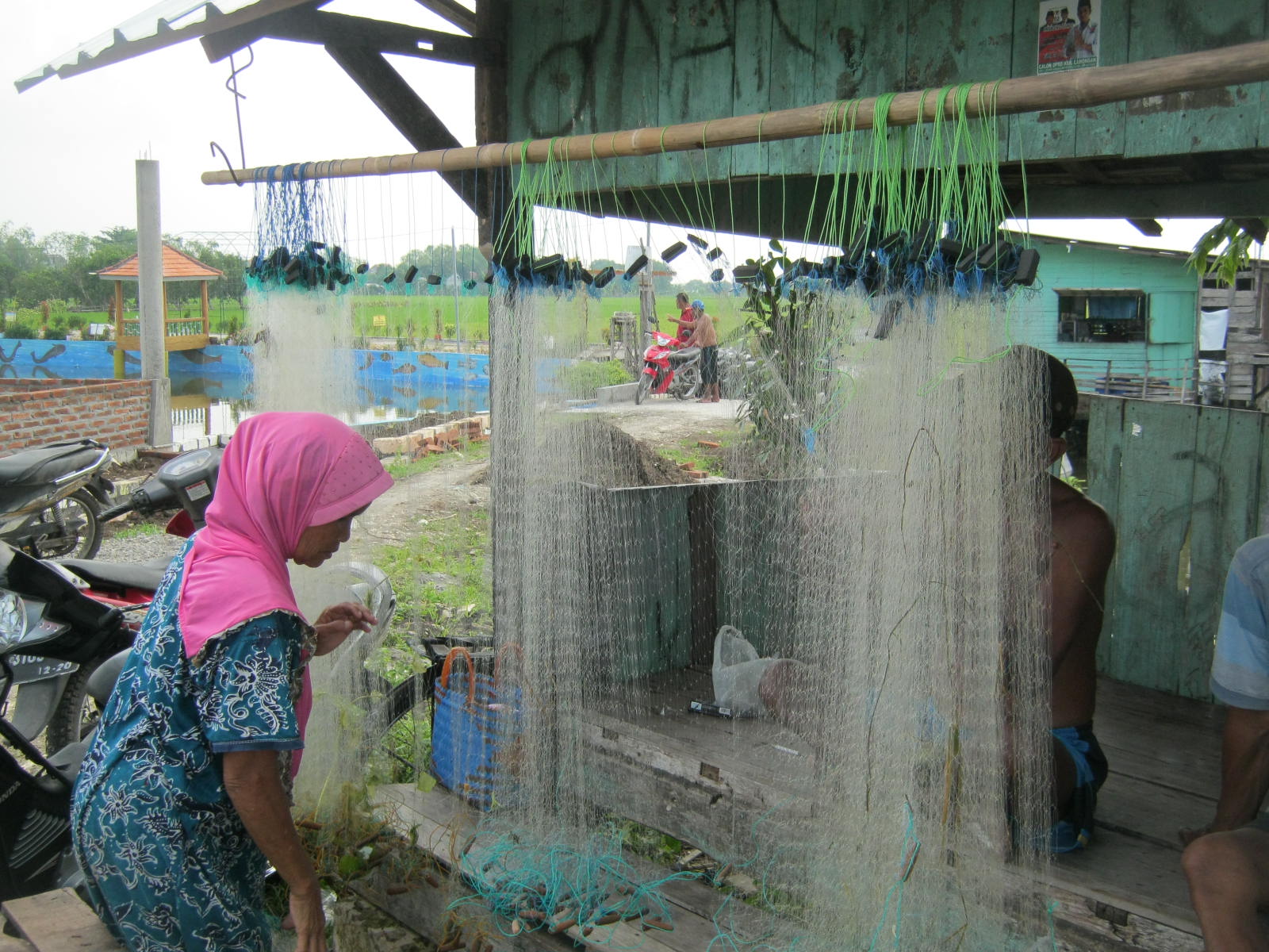 Penjaring ikan mempersiapkan jaring sebelum mencari ikan di rawa-rawa. (Foto:Totok /ngopibareng.id)