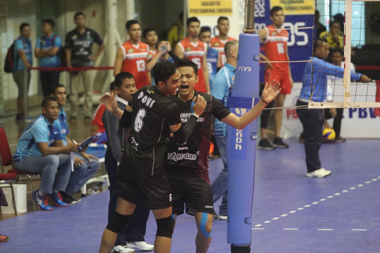 Mengalahkan Palembang Bang SumselBabel, tim putra Jakarta Pertamina Energi buka peluang lolos ke Grand Final. (Foto: Humas Proliga)