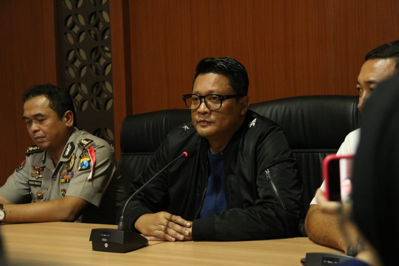 Wakil Ketua Satgas Antimafia Bola, Krishna Murti saat memberikan keterangan terkait mafia bola di Mapolda Jatim beberapa waktu lalu. (Foto: Haris/ngopibareng.id)