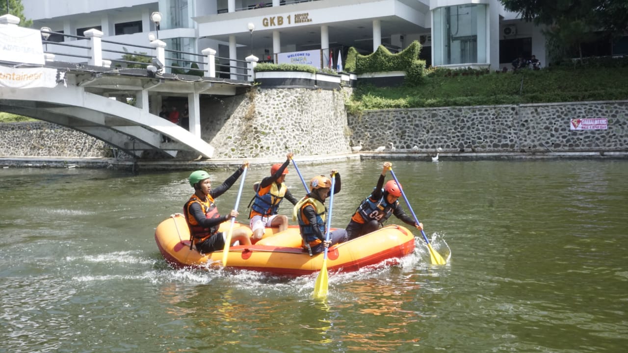 Peserta lomba arung jeram di tengah lintasan. (Foto: dimpa umm for ngopibareng.id)