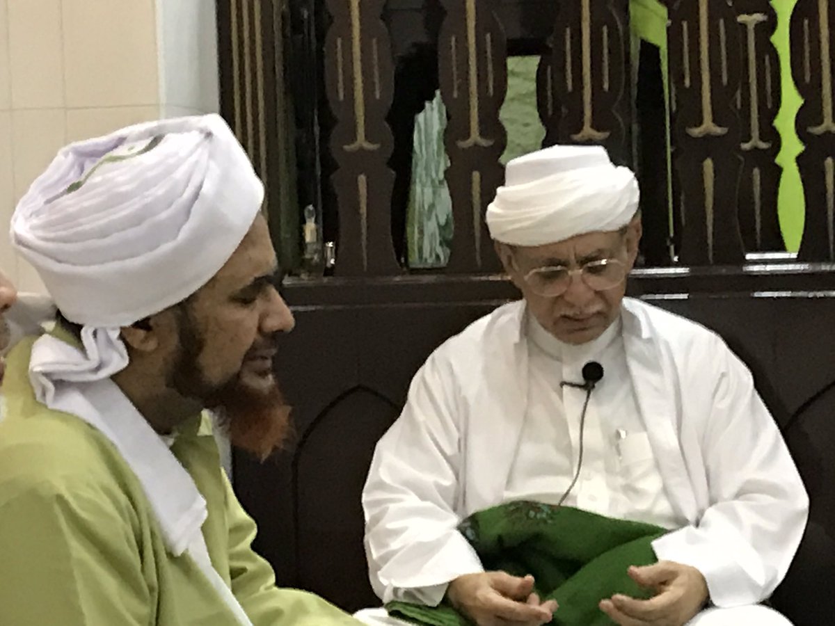 Habib Umar Bin Hafiz (kiri) selalu mengingatkan soal waktu. (Foto: dok ngopibareng.id)