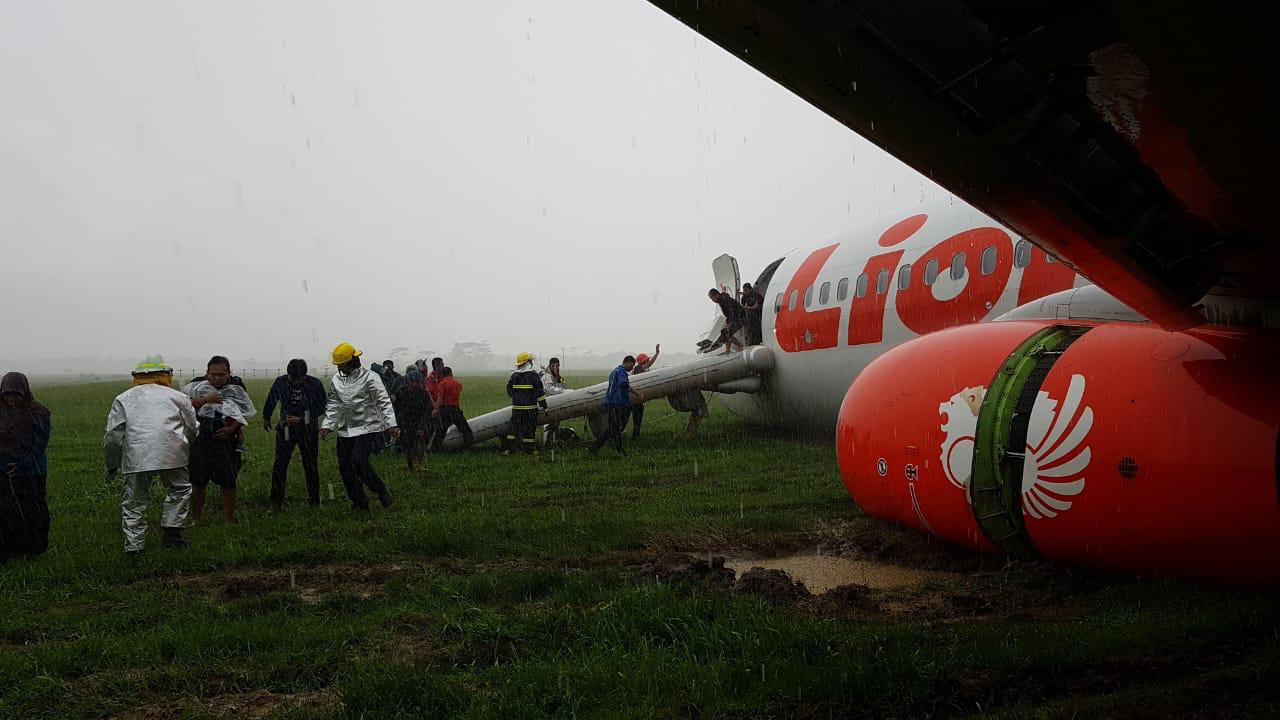 Pesawat penerbangan Lion Air tergelincir di Bandara Supadio, Pontianak. (Foto: humas lion air) 