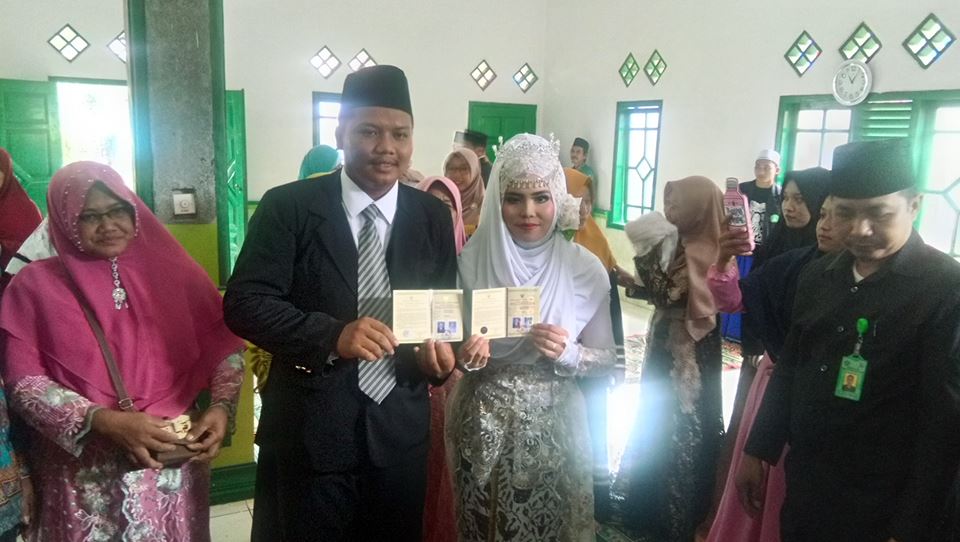 Jika biasanya pengantin baru menggunakan cincin, kali ini yang digunakan es cendol.