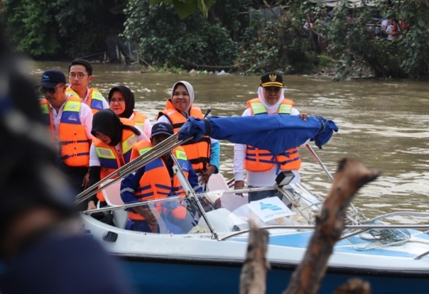 Khofifah saat menyusuri sungai Brantas, Minggu 17 Februari 2018. (Foto: Farid/ngopibareng.id)