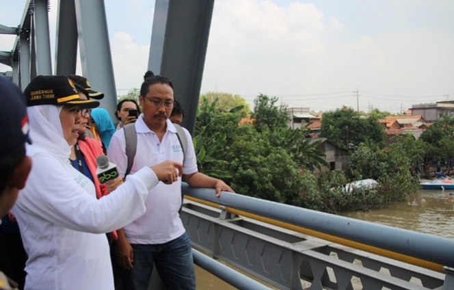 Khofifah saat memantau pembersihan sampah popok di Jembatan Karangpilang, Surabaya - Sudoarjo, Minggu 17 Februari 2019. (Foto: farid/ngopibareng.id) 