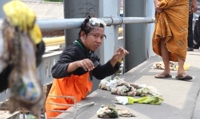 Brigade Evakuasi Popok saat melakukan pembersihan popok di Jembatan Karangpilang, Surabaya-Sidoarjo, Minggu 17 Februari 2019. (Foto: Farid/ngopibareng.id) 