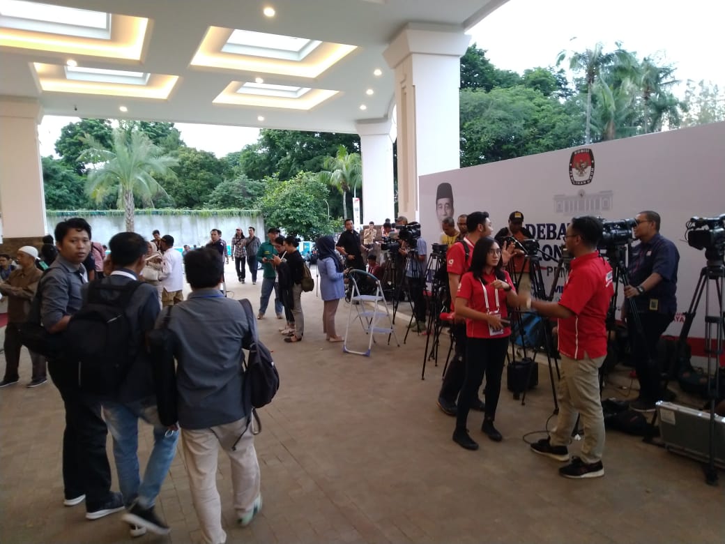 Tanpa kecuali siapapun yang tidak membawa undangan dari KPU dilarang masuk ke ruang debat. Mereka harus mengikuti debat di luar.( foto: asmanu/ngopibareng.id)