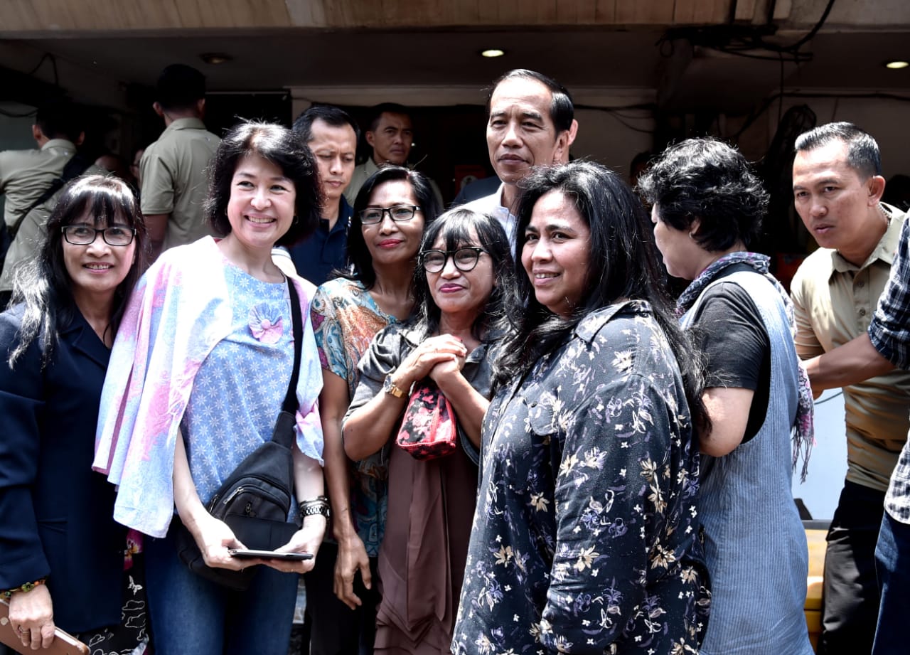 Presiden bersalaman dan berswafoto dengan pengunjung dan warga yang berada di rumah makan. (Foto: asmanu/ngopibareng.id) 