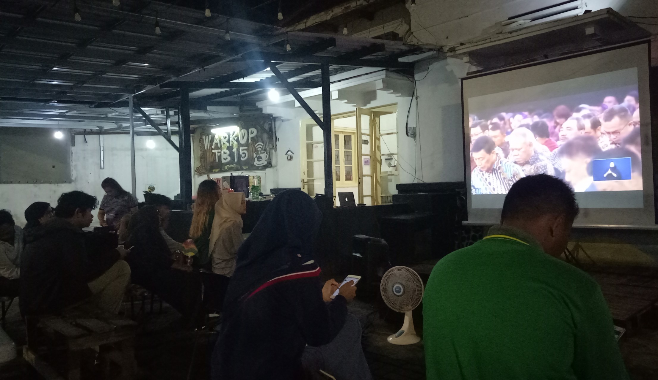 Suasana Nobar Omah Jaman Now, Minggu, 17 Februari 2019. (Foto:Pita/ngopibareng.id)