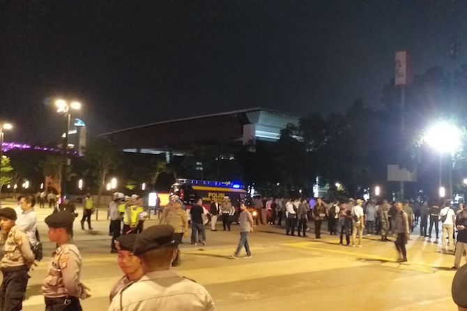 Penonton berhamburan di sekitar Hotel Sultan Jakarta. (Foto: ngopibareng.id)