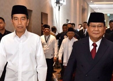 Para calon presiden berjalan bersama menuju lokasi debat yang telah disediakan KPU RI. (Foto: Antara)